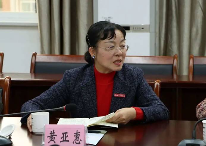 黄亚惠表示南平职教社要发挥好"三性"优势,扎实开展"再学习,再调研,再