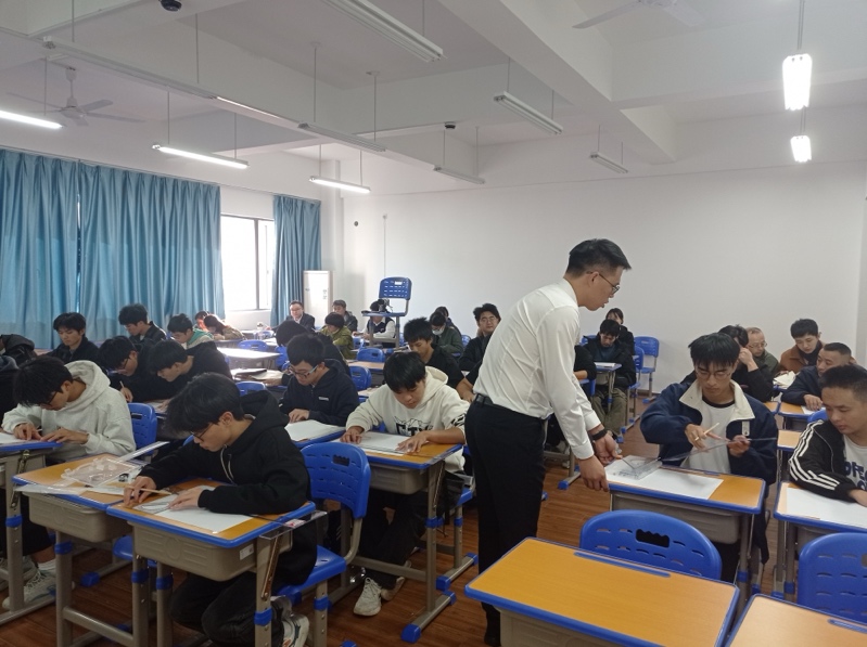 会议室里的人们描述已自动生成 会议室里的人们描述已自动生成