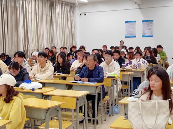 2023年11月27日，院长刘文开深入教学一线听思想政治理论课。