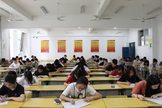 说明: G:\新闻稿\20190516自动化工程系成功举办“五进宿舍之党建进宿舍”知识竞赛活动\2.JPG