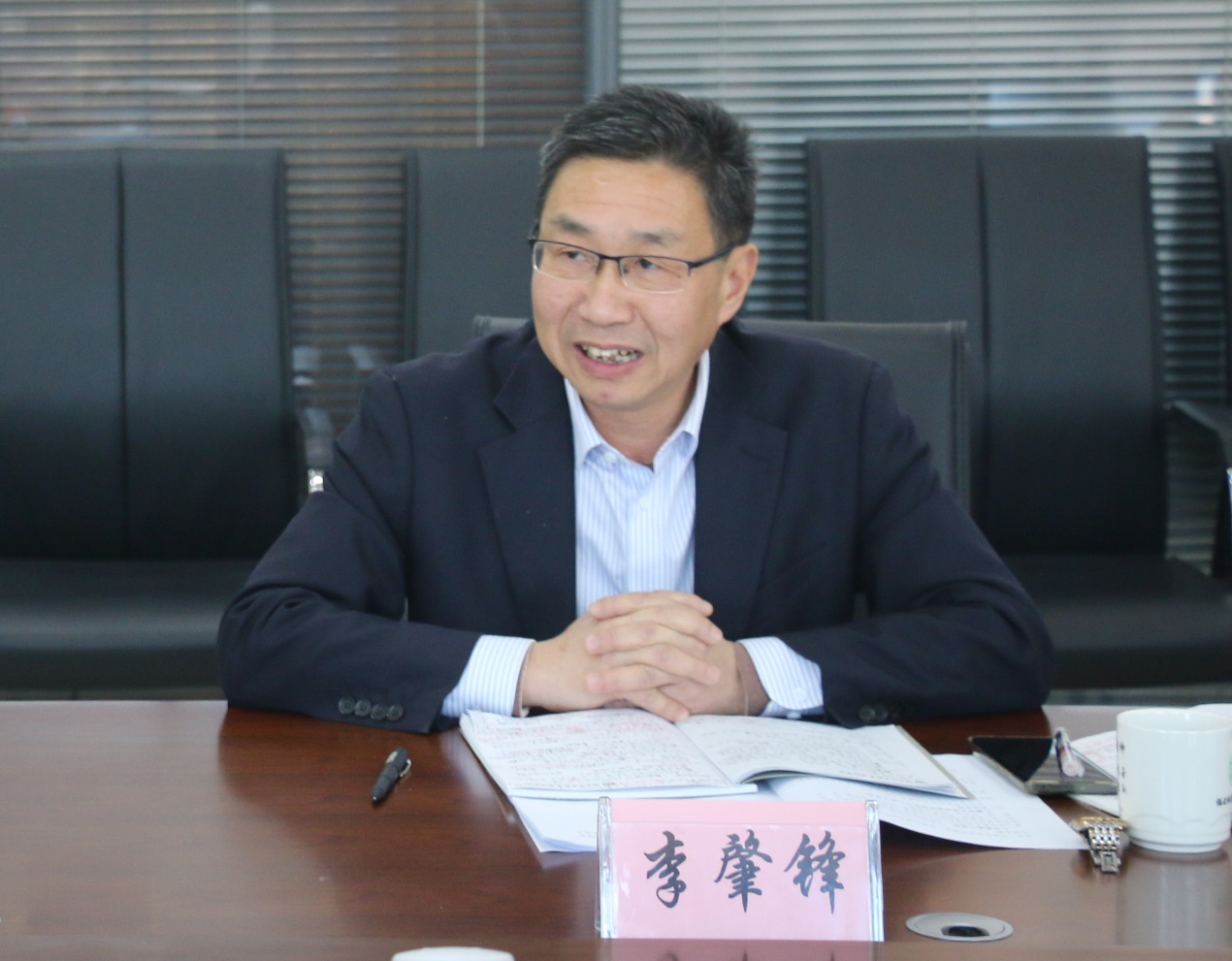 男人坐在桌子前描述已自动生成