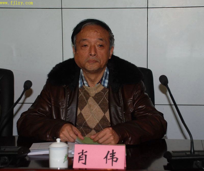 会后,张利生组长参观了学院校史陈列馆.