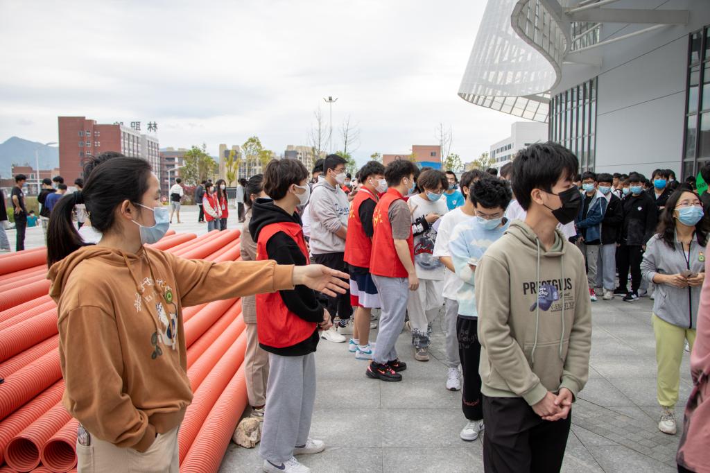 叶文美维持秩序