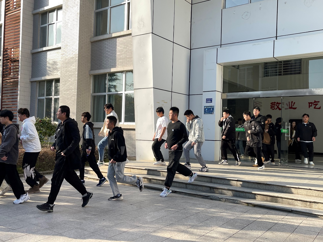 一群人在街道上行走描述已自动生成