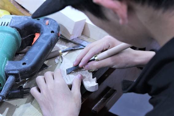 说明: G:\新闻稿\20190522“2019年技能文化活动月”训练篇——山海艺人木材雕刻项目小组\3.JPG