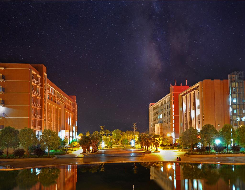 江西应用科技学院夜景图片