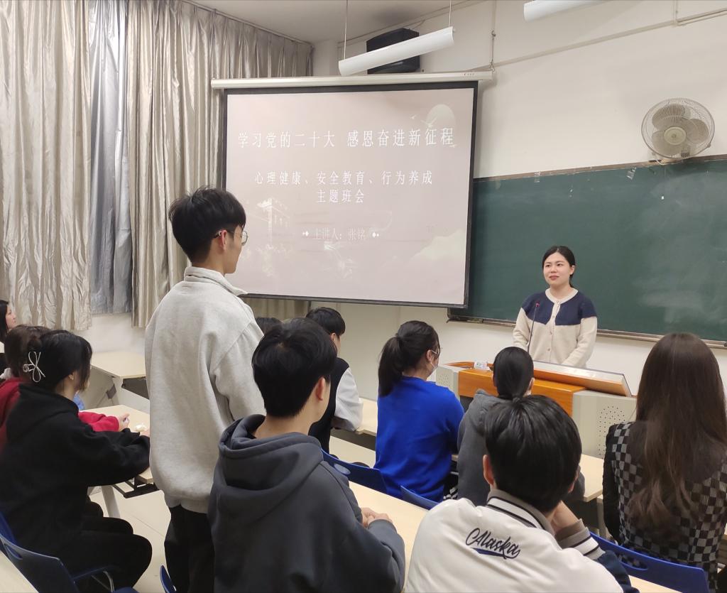 一群人在开会描述已自动生成