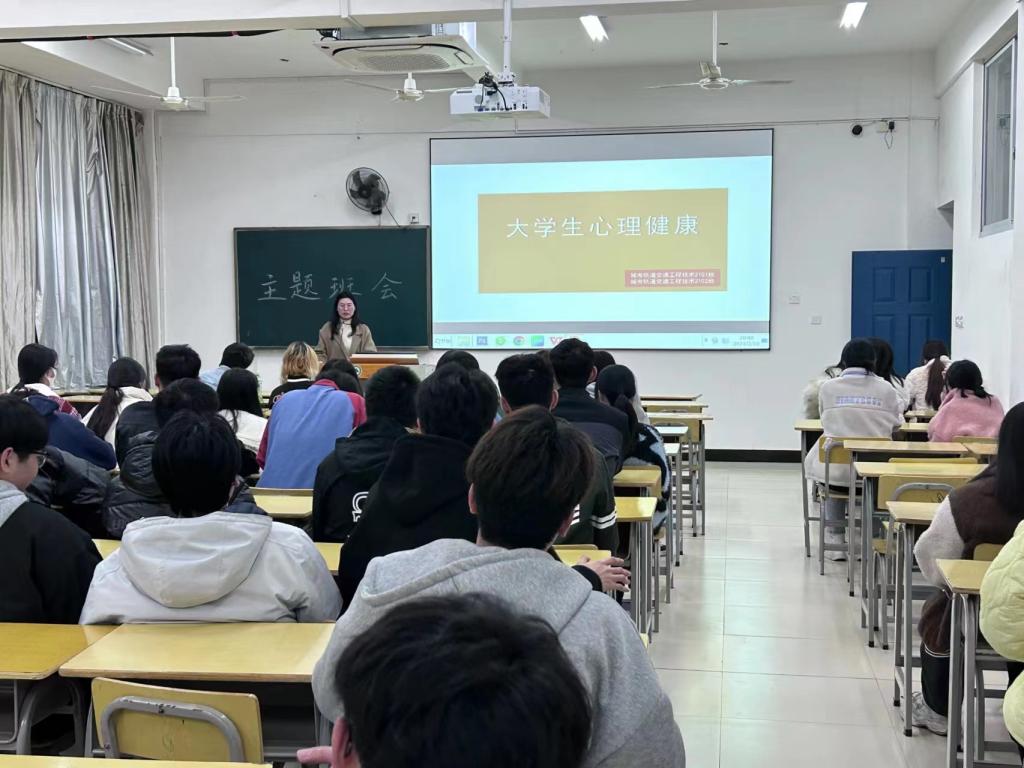 会议室里的人们描述已自动生成