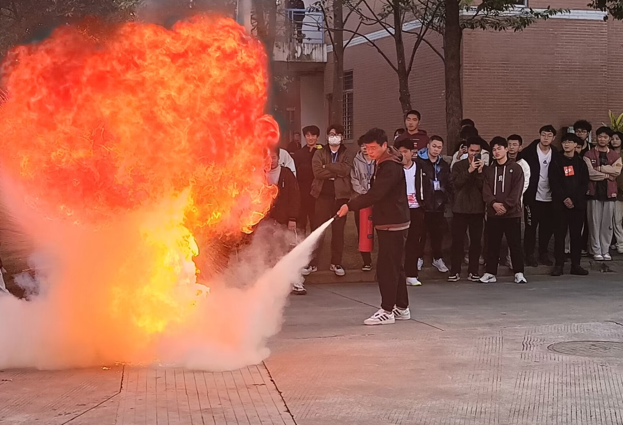 一些人站在消防栓旁边低可信度描述已自动生成