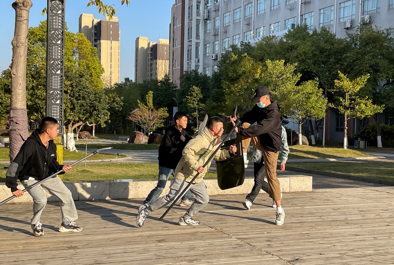 一群人在公园里描述已自动生成